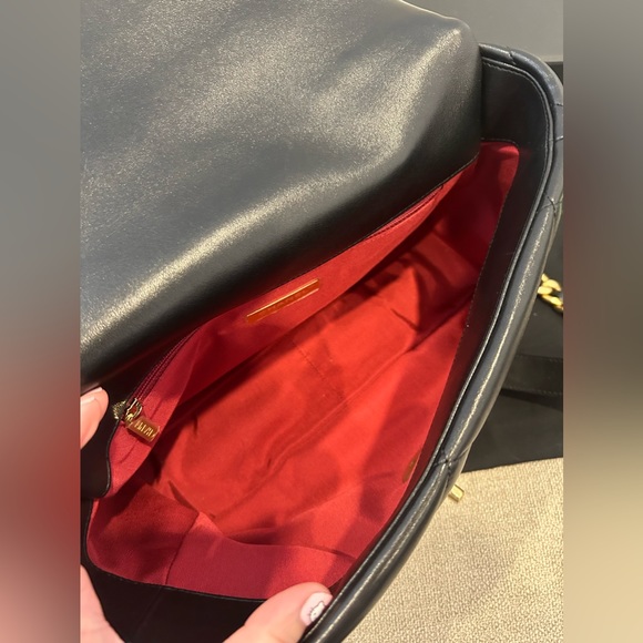 Chanel 19 Large (middle size) - Black Lambskin - Picture 2 of 9